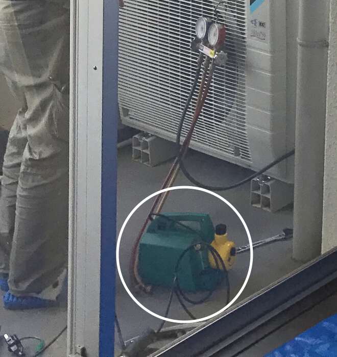 真空ポンプで真空引きの作業